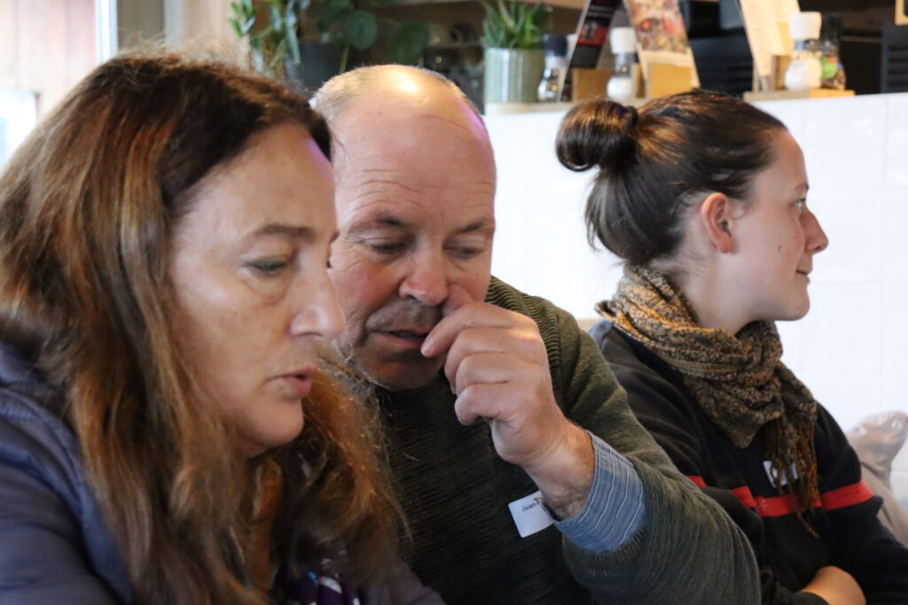 un homme et und femme debattent