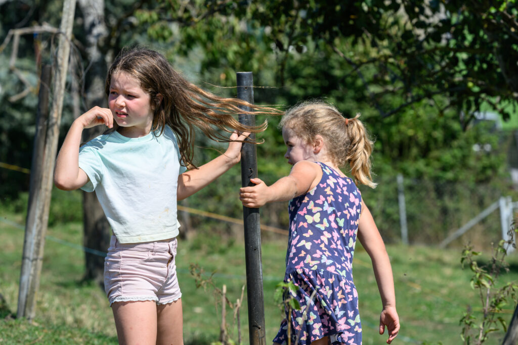 deux enfant jouent