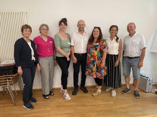 Comité directeur de GREEN CARE Suisse, y compris la directrice, sans la présidence du CO
5 dames et 2 hommes se tiennent dans une salle pour une photo de groupe